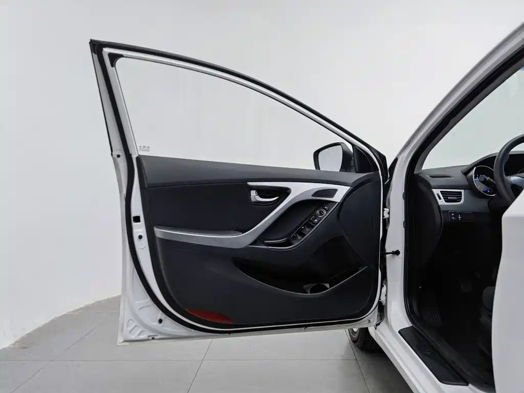 Hyundai Elantra 2017 — фото 8