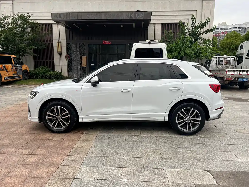 Audi Q3 2021 — фото 13