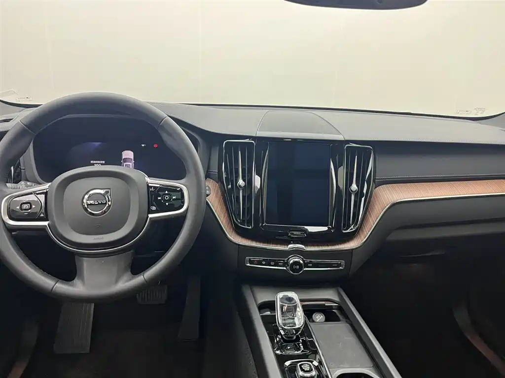 Volvo XC60 2024 — фото 10