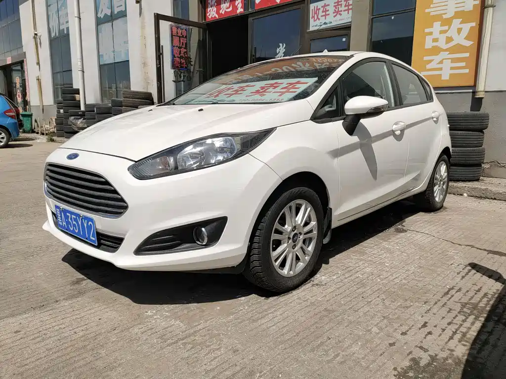 Ford Fiesta 2015 — фото 1