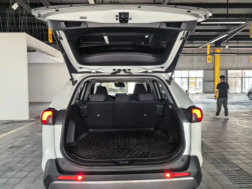 Toyota RAV4 2022 — фото 19