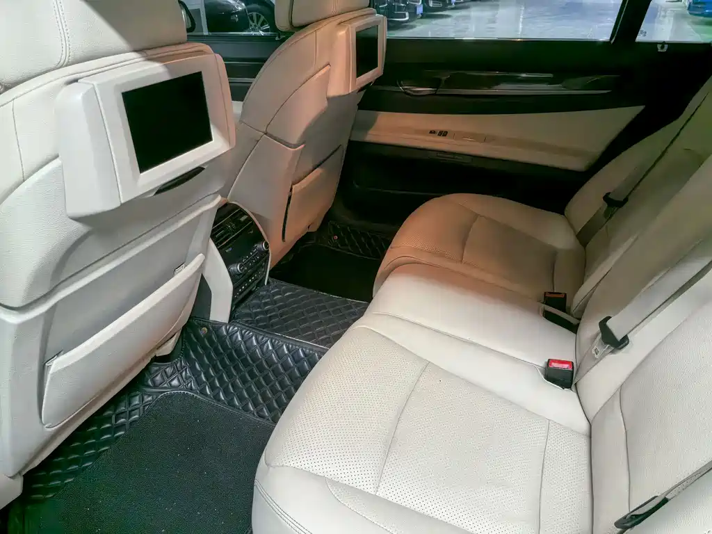 BMW 7 Series 2011 — фото 19