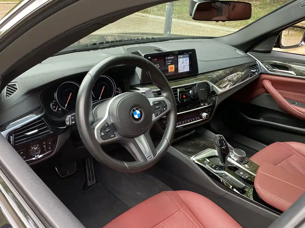 BMW 5 Series 2018 — фото 12