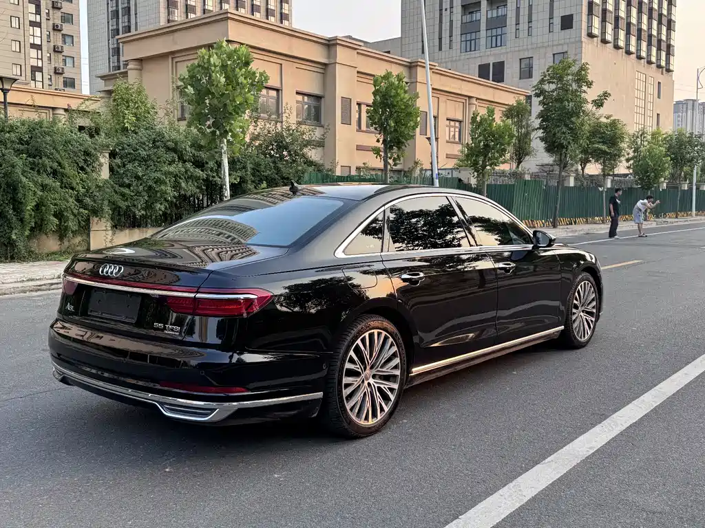 Audi A8 2018 — фото 9