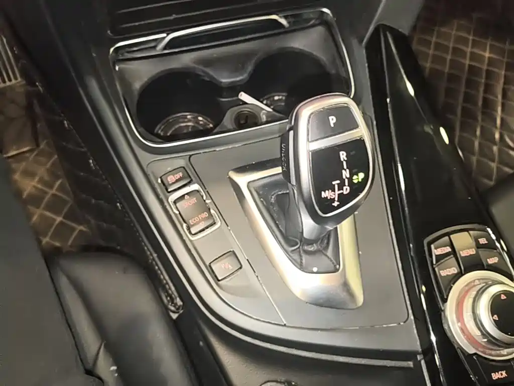 BMW 3 Series 2017 — фото 14