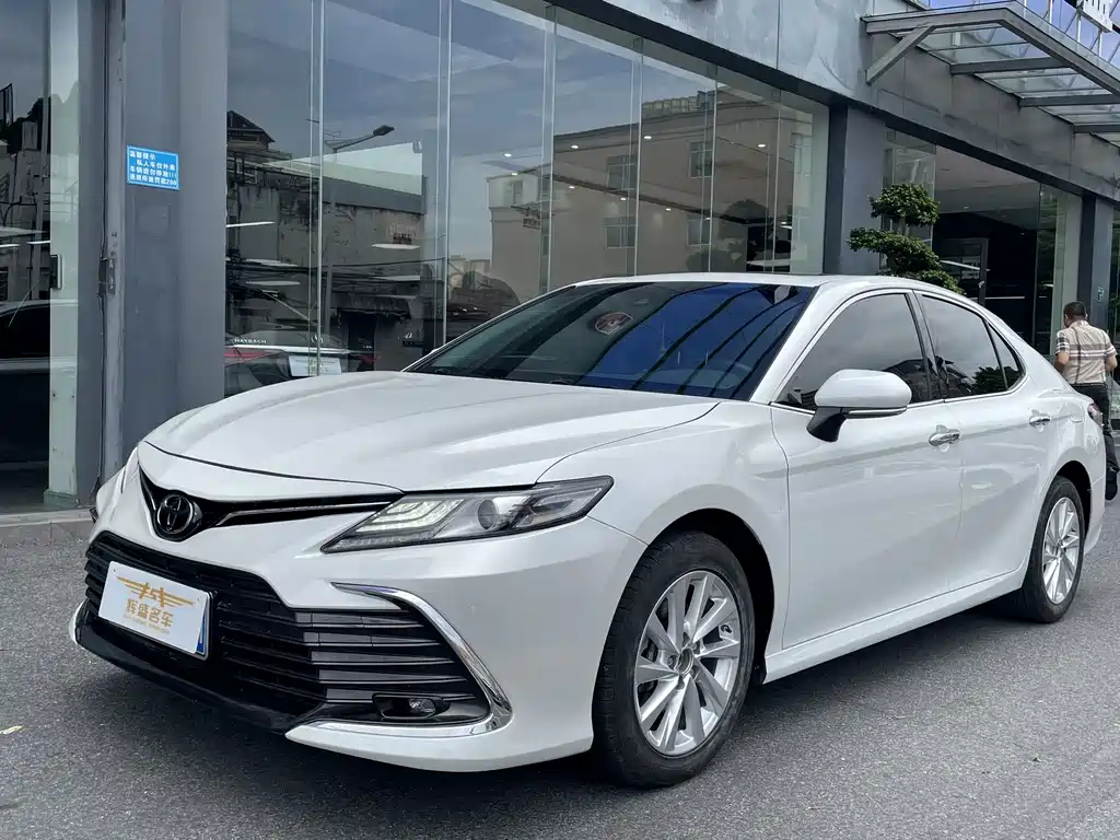 Toyota Camry 2022 — фото 1