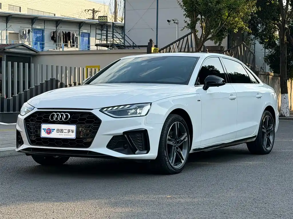 Audi A4L 2022 — фото 1