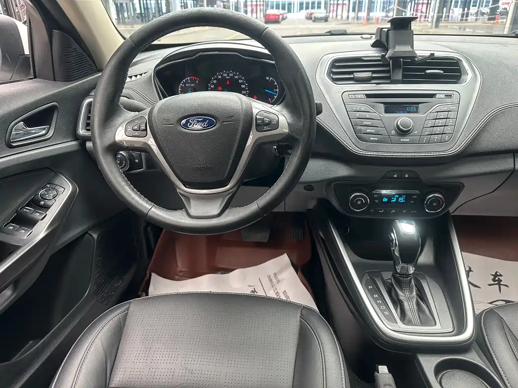 Ford Escort 2015 — фото 12