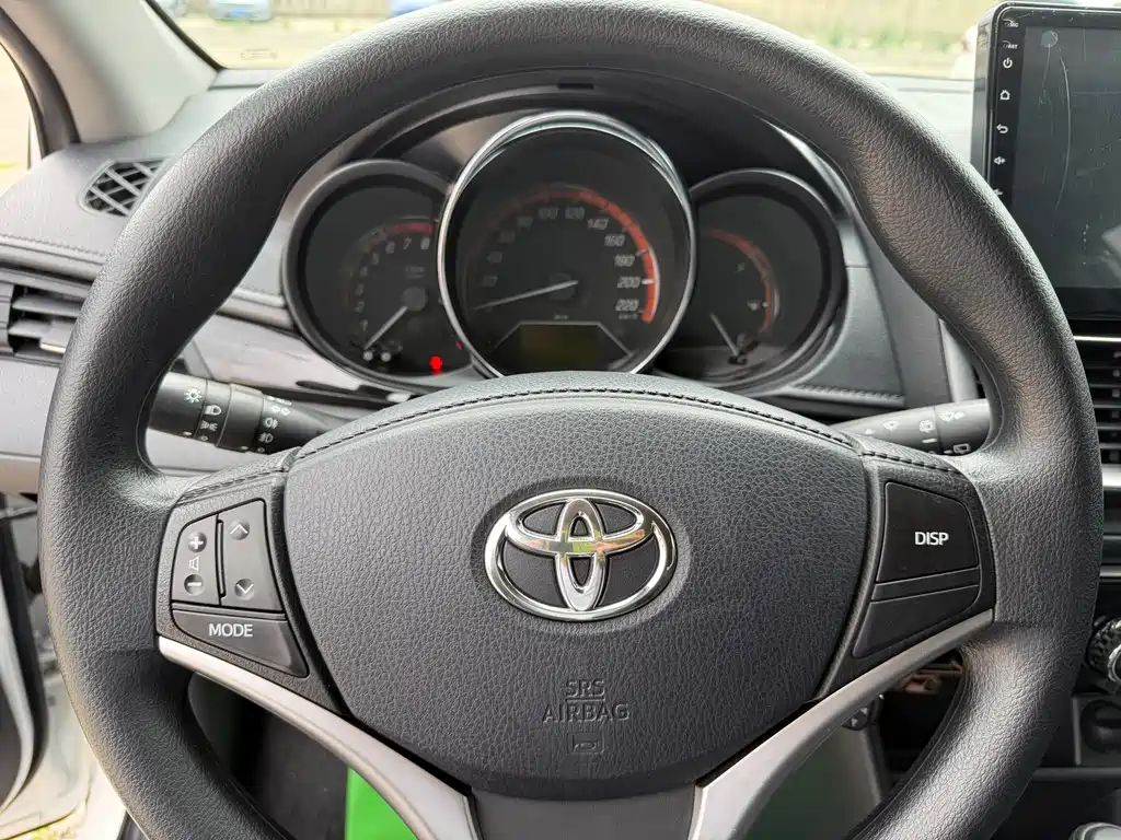 Toyota Yaris L 2022 — фото 9