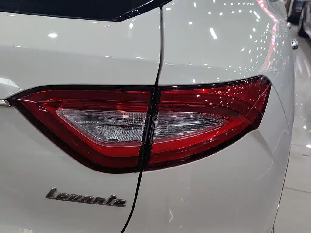 Maserati Levante 2019 — фото 24