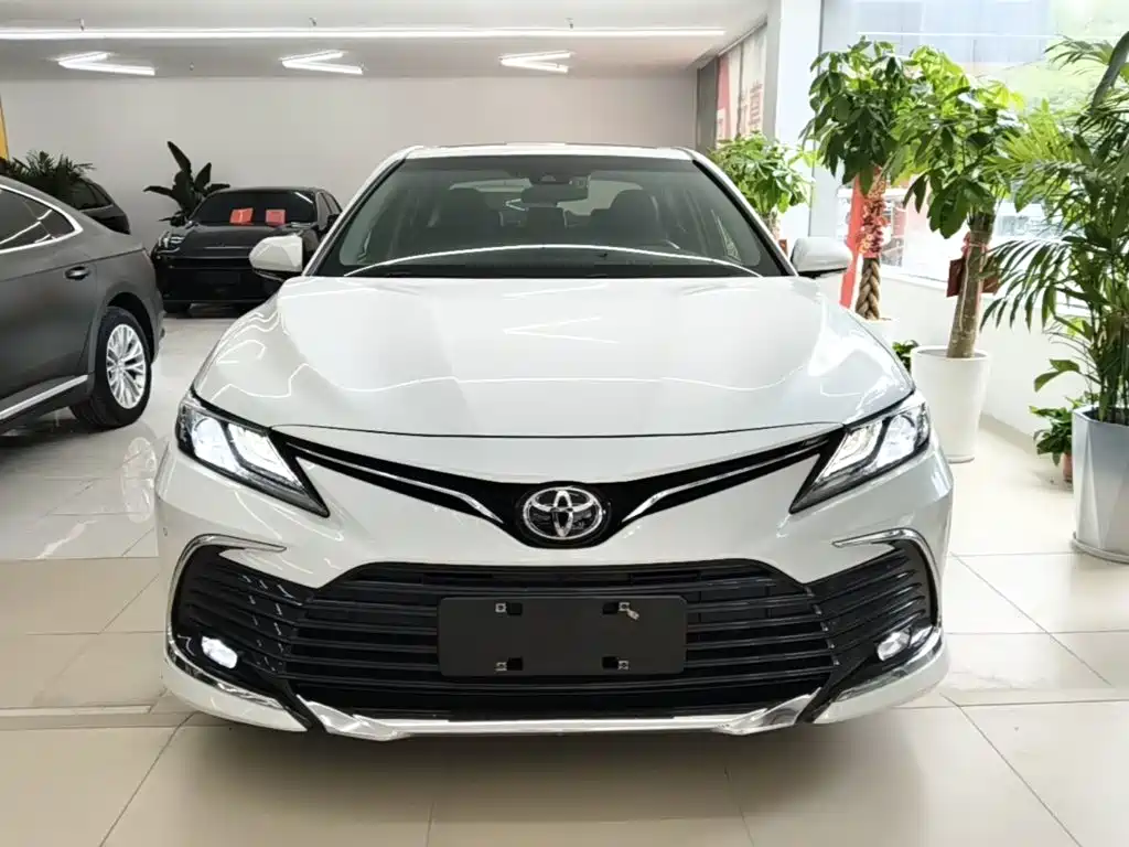 Toyota Camry 2023 — фото 3