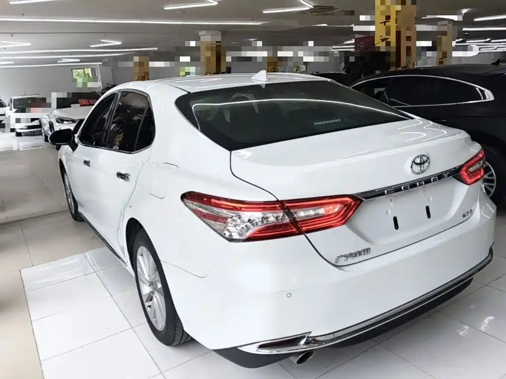 Toyota Camry 2023 — фото 5