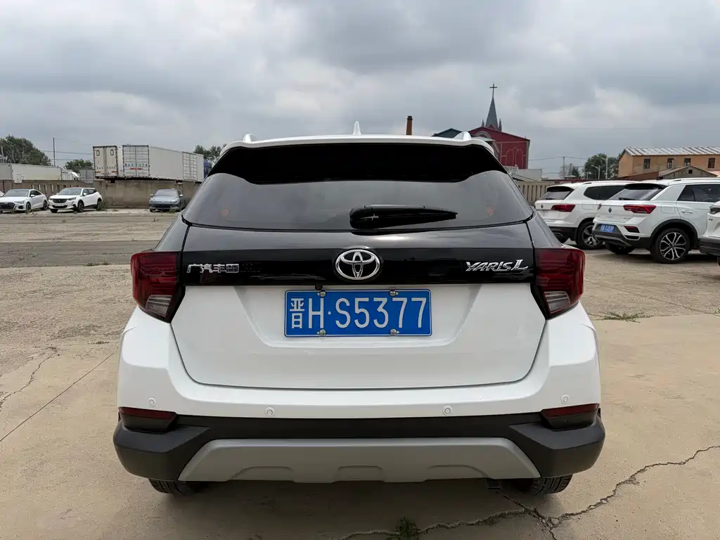 Toyota Yaris L 2022 — фото 16