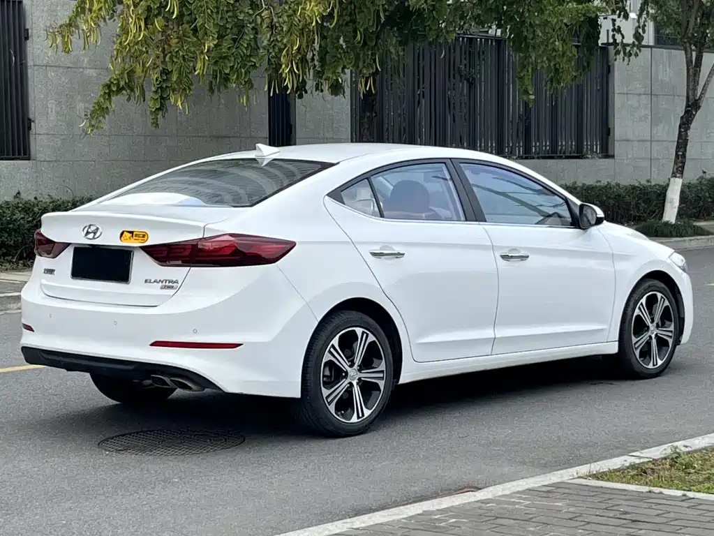Hyundai Elantra 2019 — фото 6
