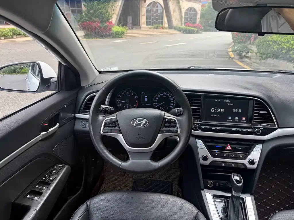 Hyundai Elantra 2017 — фото 9