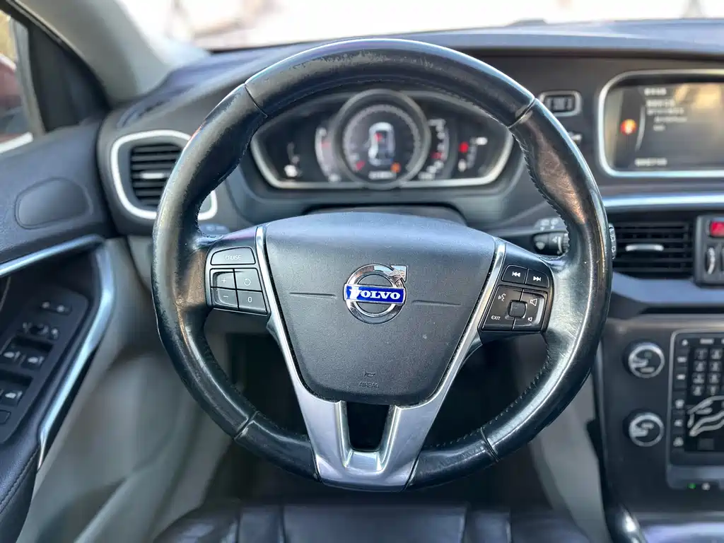 Volvo V40 2015 — фото 30