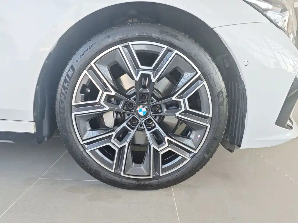 BMW 5 Series 2025 — фото 13