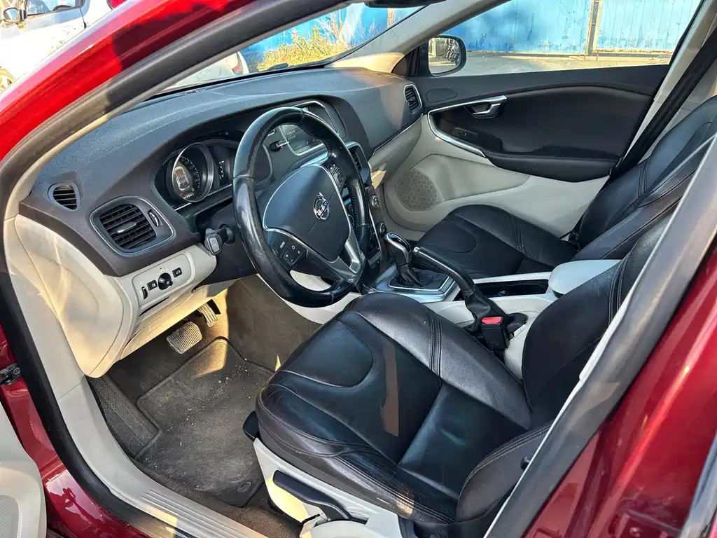 Volvo V40 2015 — фото 18