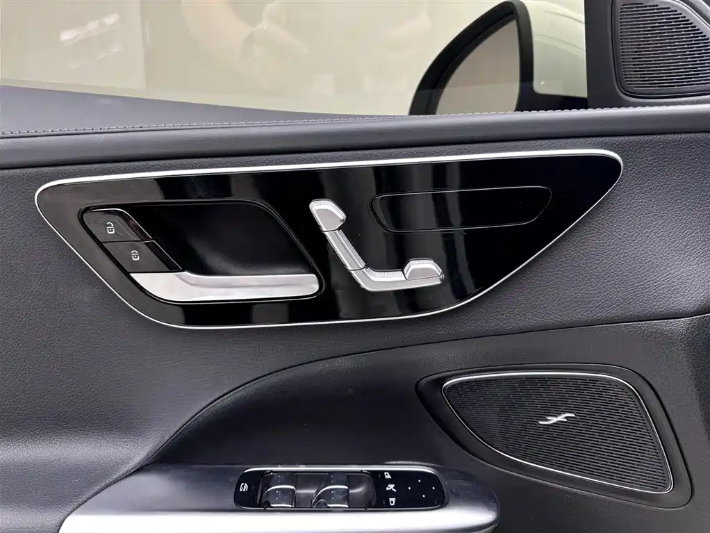 Mercedes-Benz C-Class 2025 — фото 15