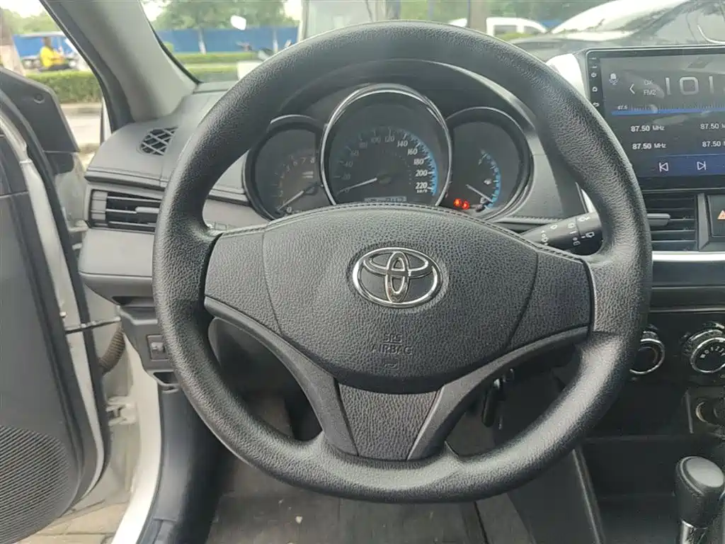 Toyota Yaris L 2019 — фото 11