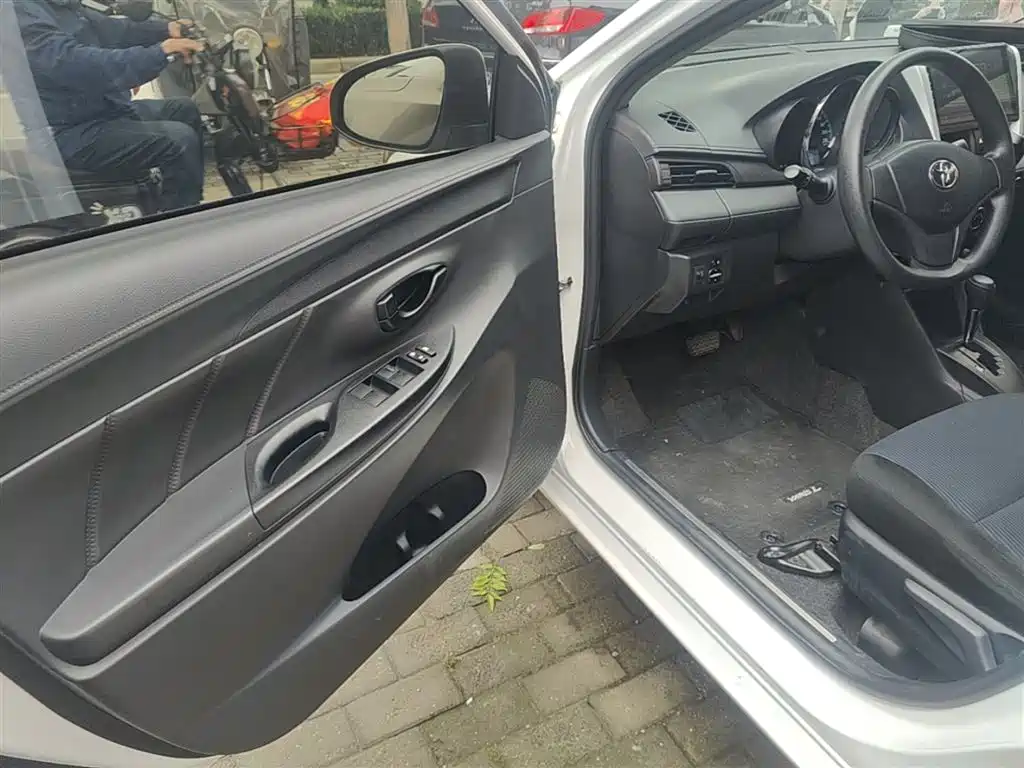 Toyota Yaris L 2019 — фото 16