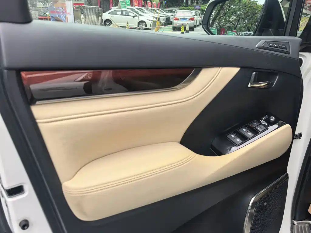 Toyota Alphard 2017 — фото 10