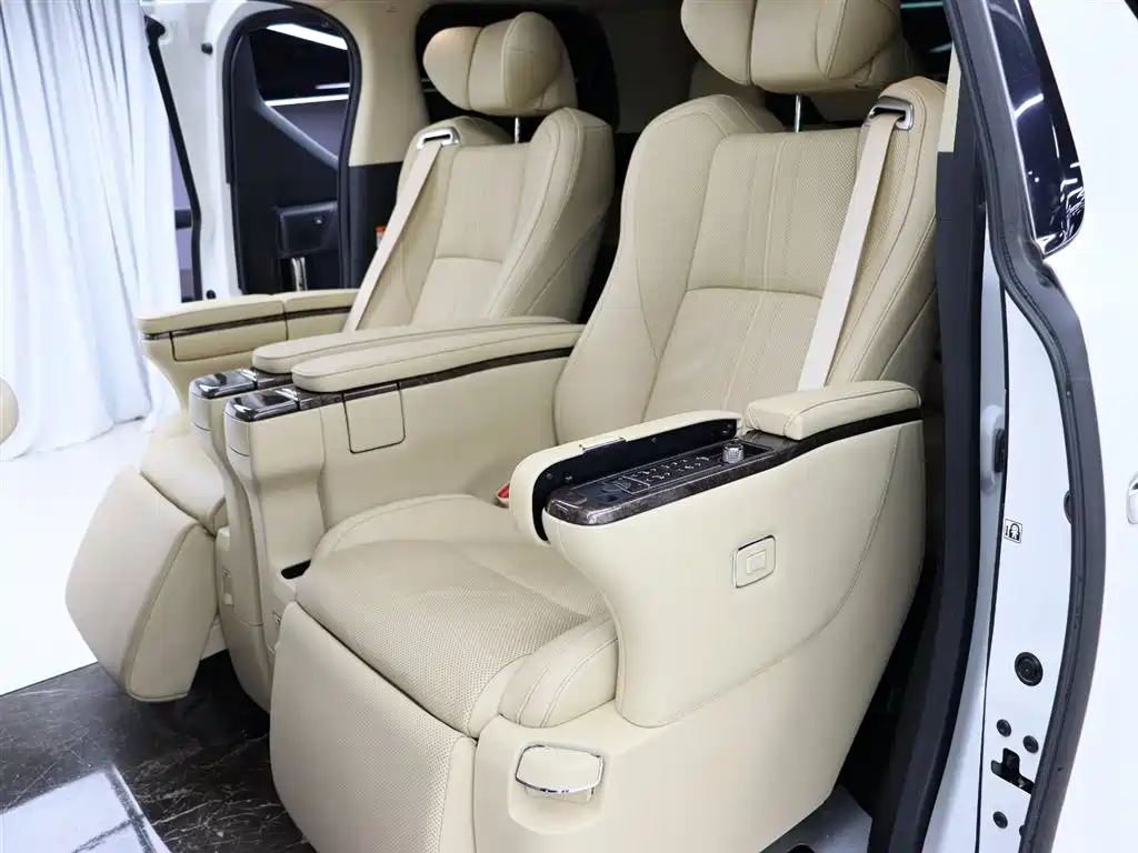 Toyota Alphard 2023 — фото 7