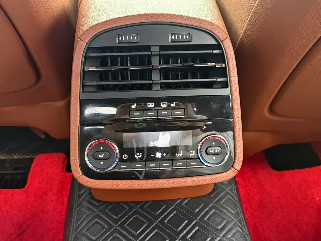 Maserati Quattroporte 2016 — фото 12