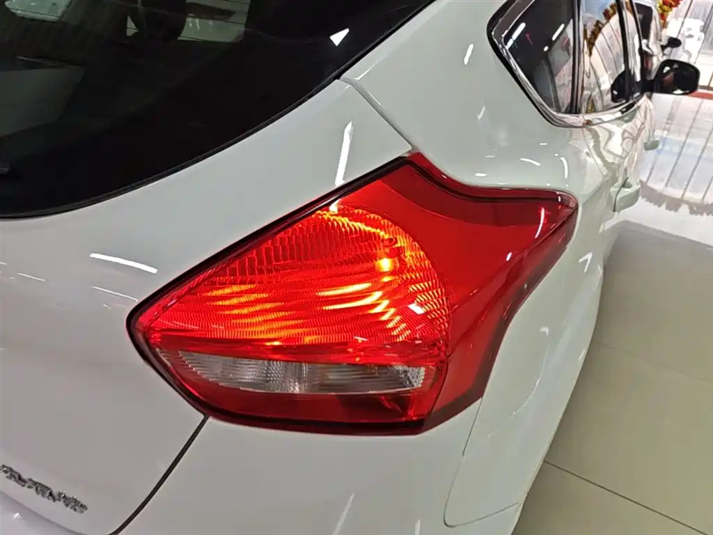 Ford Focus 2018 — фото 8