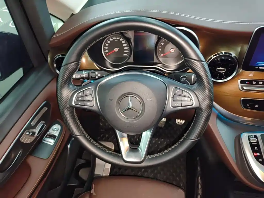 Mercedes-Benz V-Class 2023 — фото 11
