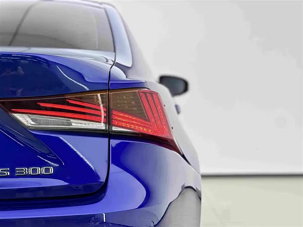 Lexus IS 2019 — фото 16