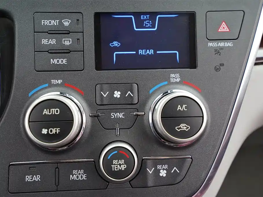 Toyota Sienna 2018 — фото 10