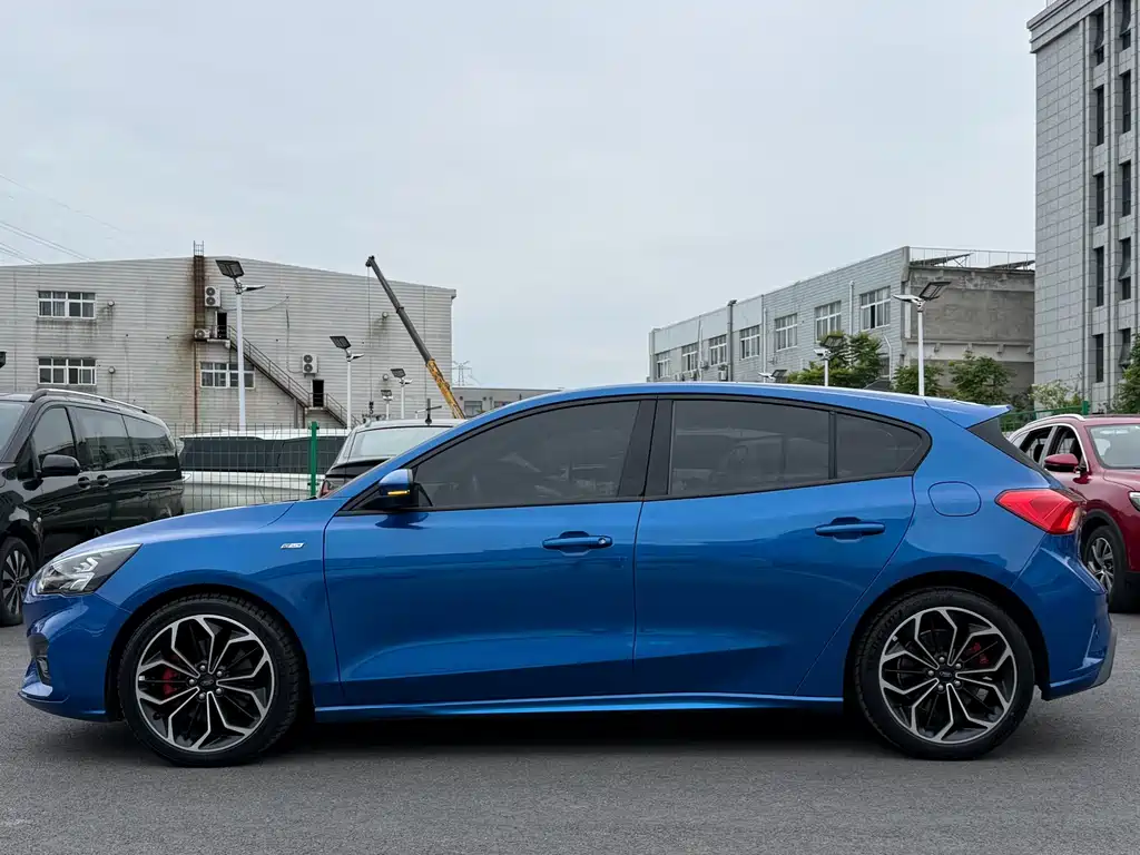 Ford Focus 2019 — фото 15