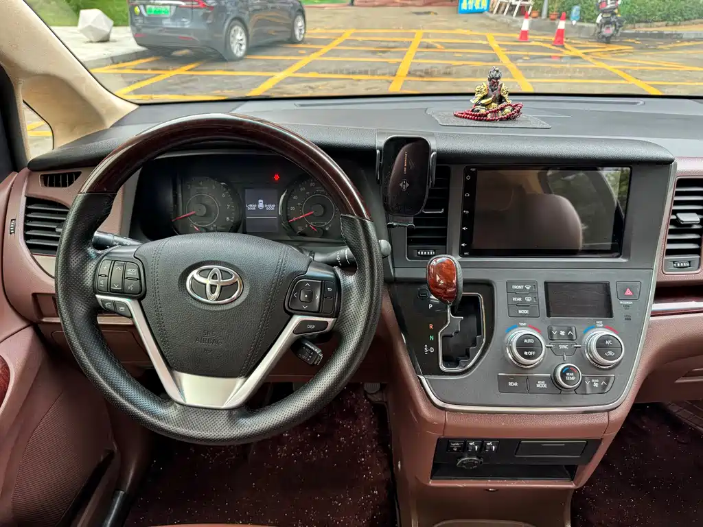 Toyota Sienna 2017 — фото 10