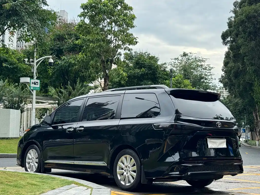 Toyota Sienna 2017 — фото 14
