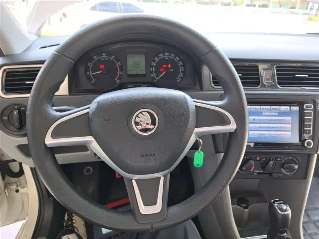 Skoda Rapid 2015 — фото 11