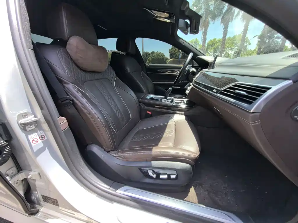 BMW 7 Series 2017 — фото 16