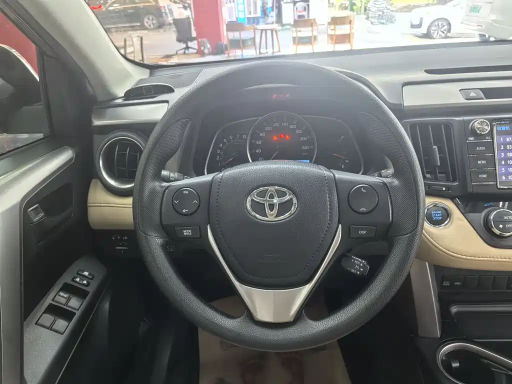 Toyota RAV4 2017 — фото 18