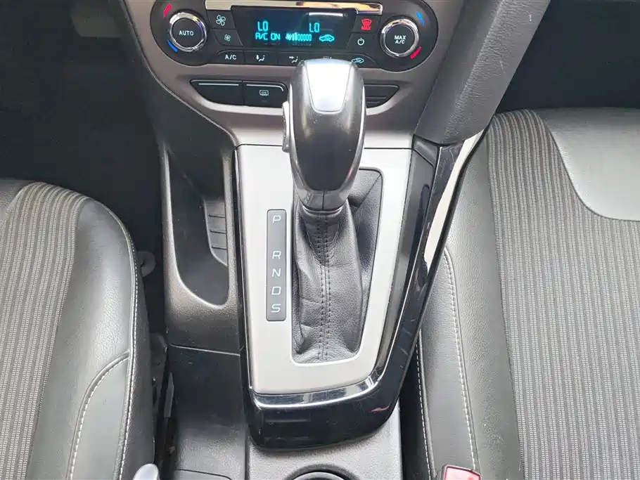 Ford Focus 2015 — фото 16