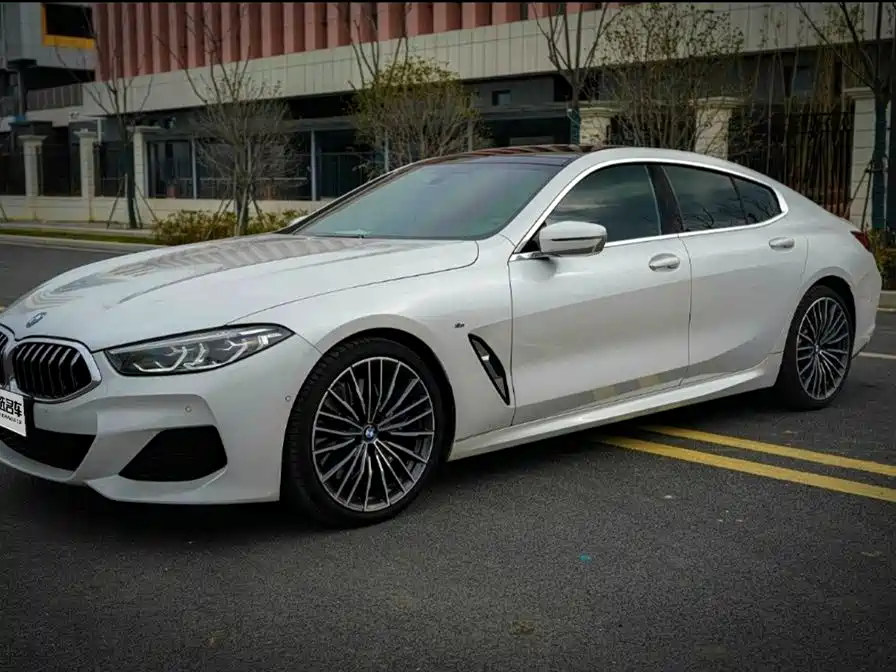 BMW 8 Series 2021 — фото 1