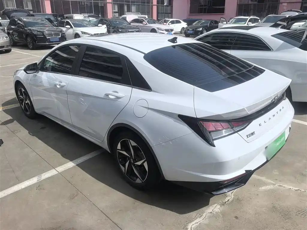 Hyundai Elantra 2023 — фото 24