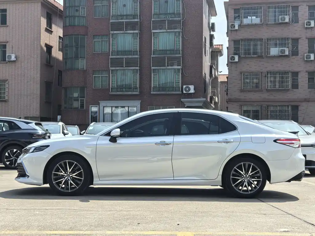 Toyota Camry 2022 — фото 3