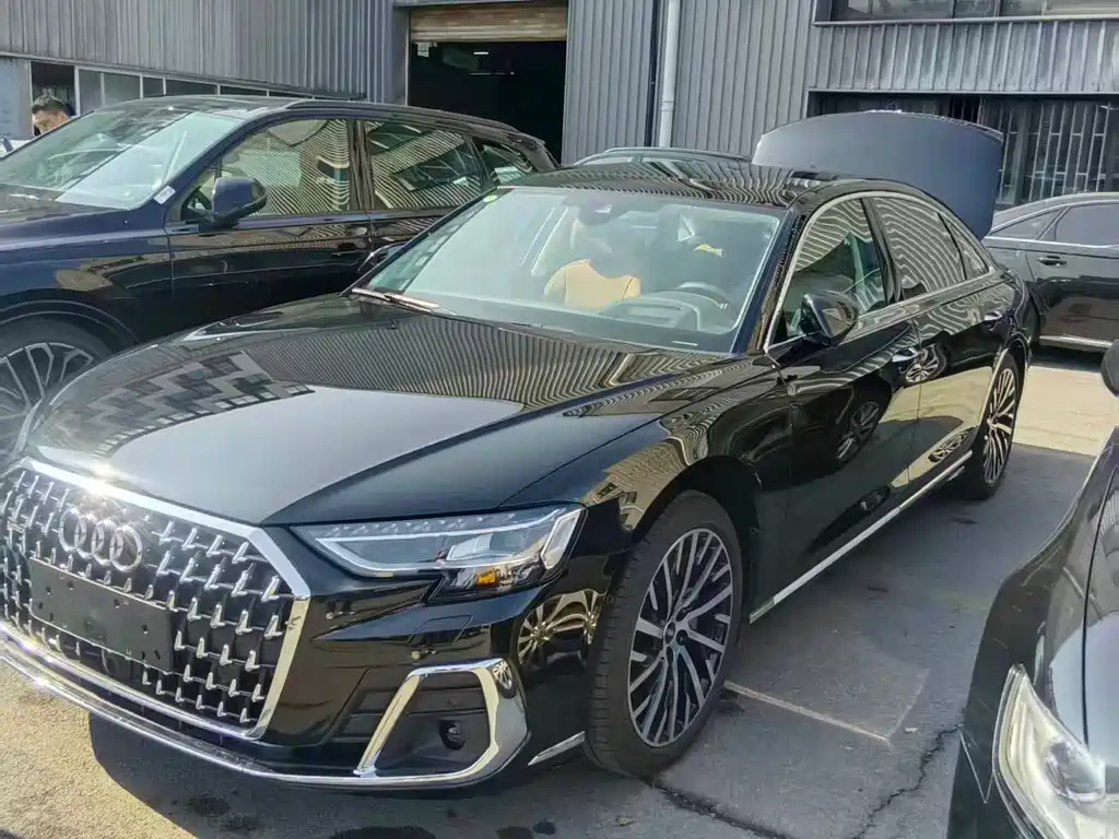 Audi A8 — фото 1