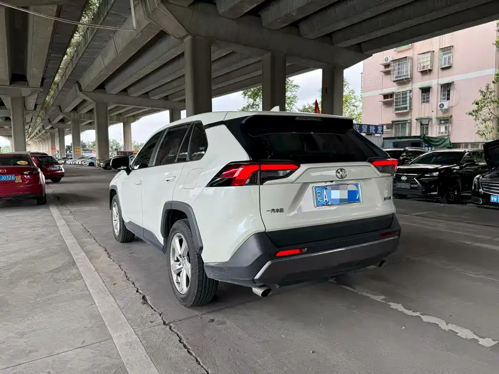 Toyota RAV4 2019 — фото 4