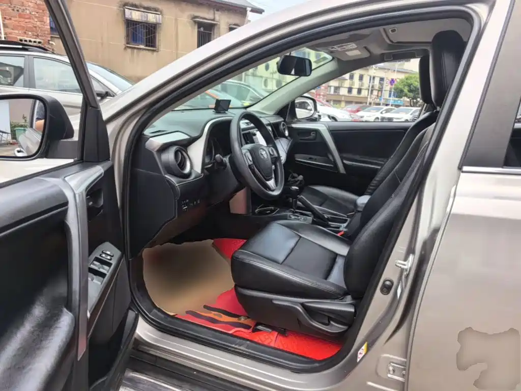Toyota RAV4 2018 — фото 16