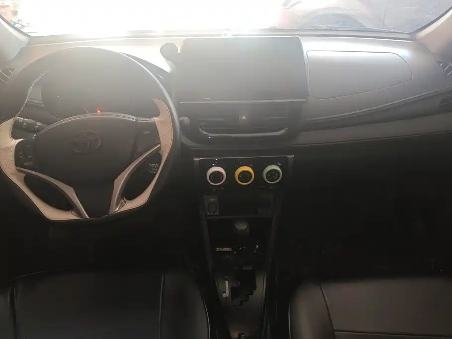 Toyota Yaris L 2021 — фото 12