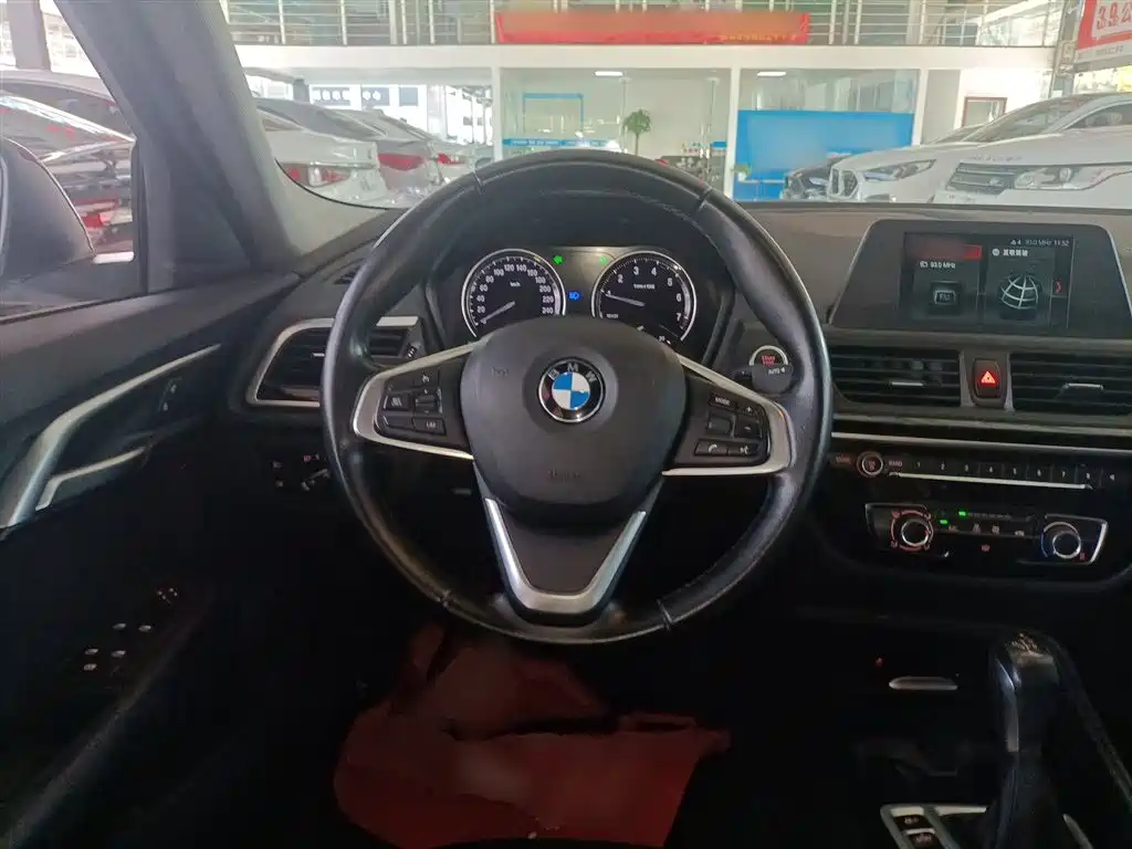 BMW 1 Series 2018 — фото 11