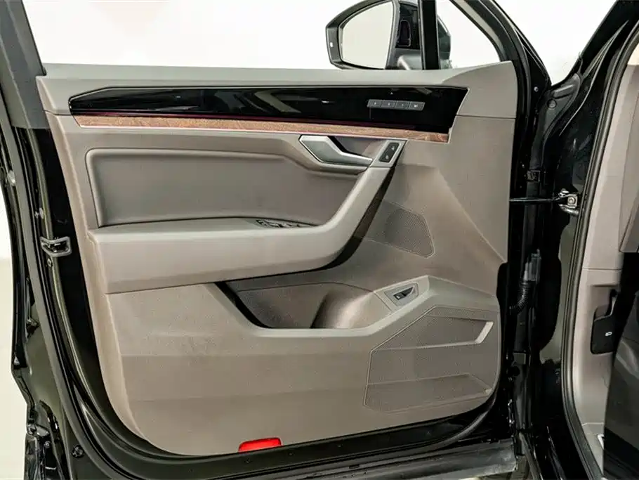 Volkswagen Touareg 2023 — фото 19