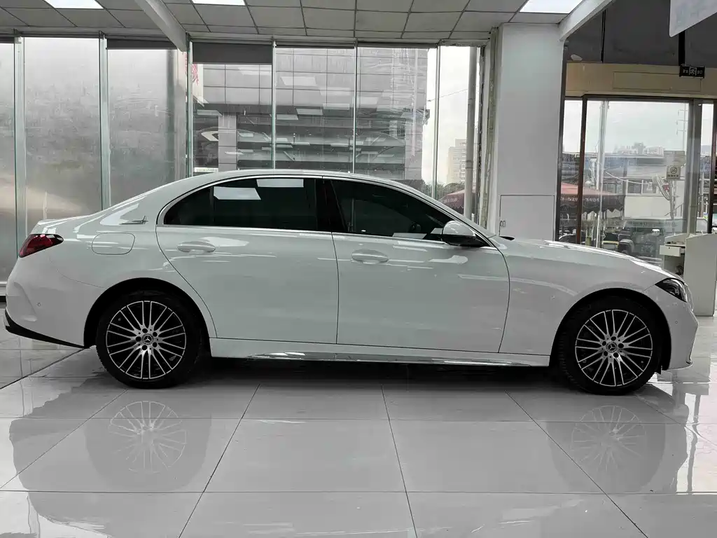 Mercedes-Benz C-Class 2024 — фото 10