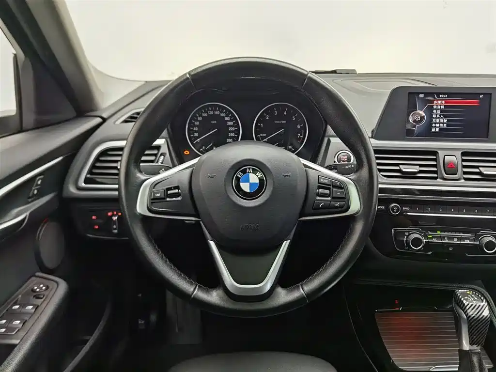 BMW 1 Series 2017 — фото 11